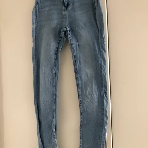 Ljusa tajta jesns  - Säljer mina ljusa jeans från lager 157, Sitter bra, bra skick, storlek xs
