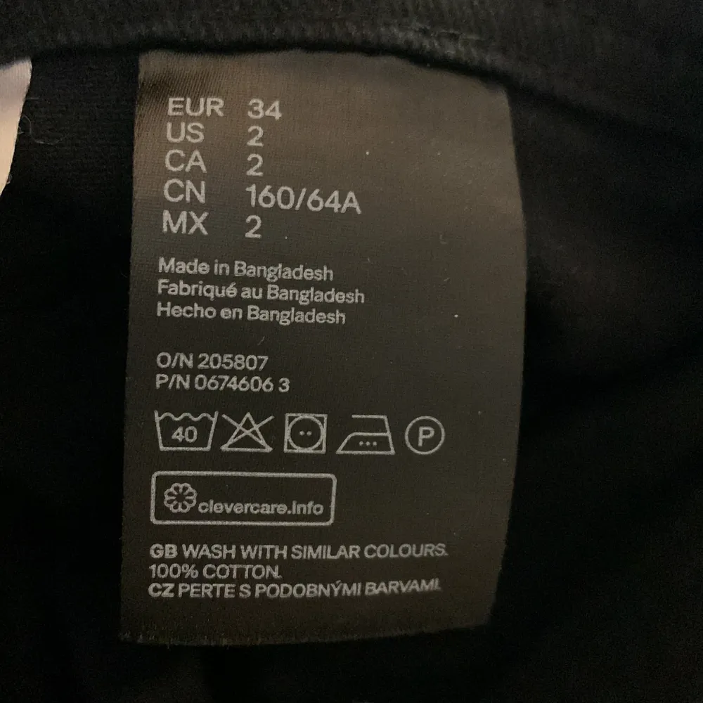 Svart denim kjol köpt från H&M divided, använd enstaka gånger. . Kjolar.