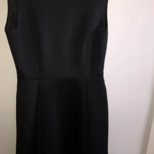 Klänning  - Aldrig använd. Helt ny skick. Öopen rygg som man även kan se på bild två. 