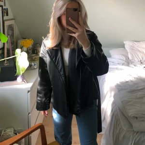 Skinnjacka  - Supersnygg skinnjacka från NAKD✨ Helt perfekt inför vår/sommar💞 Har använts en hel del och har därav en liten skavank, då ena knappen har gått av. Vid efterfrågan kan jag skicka bild på det men det syns knappt när man använder den och det stör iallafall inte mig🙂 Passar xs-m skulle jag säga. 