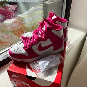 Nike dunk 38,5  - ANVÄNDA 1 GÅNG!  Hej! Säljer mina älskade Nike dunk high i färgen ”prime pink”. Säljer pga att dem är för stora för mig. Jag är annars en 37,5-38 men dessa är lite för stora och därför säljer jag dem. Impregnerade och använda en gång utanför dörren. Kvitto samt box medföljer. Möts upp i Stockholm eller fraktar till en extra fraktkostnad. Dessa är slutsålda och är svåra att få tag på till ett billigare pris. Hör av er om du vill ha fler bilder! Mvh ❤️