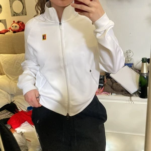 nike kofta - Råka beställa för stor så måste sälja den vidare. Jätte skön och cool kofta från Nike, Köparen står för frakten.