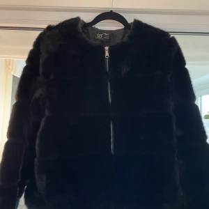 Faux fur jacka strl S - Supermjuk fuskpälsjacka i storlek S (lite lite oversize). Längden är ungefär till höfterna. I värdigt fint skick. Från Zara.