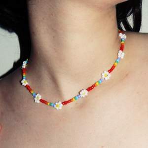 regnbågs halsband med tusensköna // i mycket fint skick 🤍