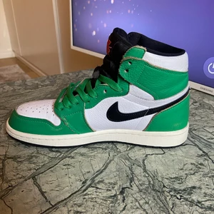 Jordan 1 High Lucky Green - Är använda skulle säga 7,5 i skick. Orginalbox och allt kommer med. Priser kommer ligga på 850. Nya kostar på restocks 5100. Intresserade av mer bilder så bara skriv:)