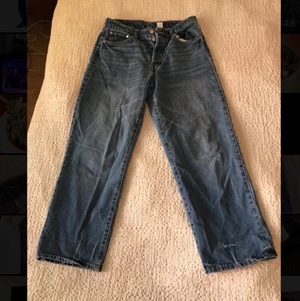 H&M jeans, strl 40 - Ett par jeans med raka ben från H&M. De är av fin kvalitet och jag säljer de då de inte passar mig så bra storleksmässigt. Hör gärna av dig vid frågor :)