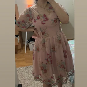 Klänning  - Använt en gång 