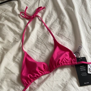 Rosa bikini överdel  - Rosa bikini överdel. Triangel bikini top. Köpte den för några månader sen. Är för liten. Köpte den för 139kr