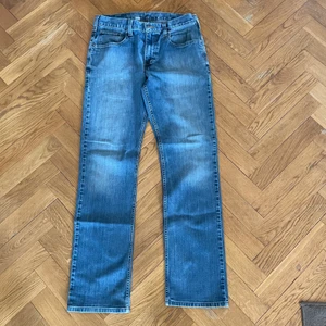Carhartt Jeans - Säljer mina Carhartt jeans då de inte passar längre. Storleken är 33/34 men de passar som 32/34.