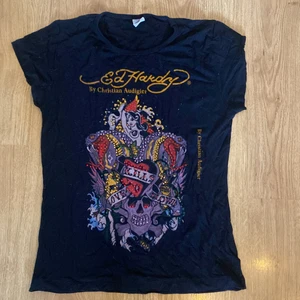 Ed Hardy T-shirt - Svart Ed Hardy t-shirt med strass. Strl XL, men mer som en S. Köparen står för frakt 