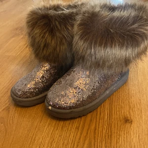 Skor, glitter med päls - Uggs liknande skor, strl 36, knappt använda. Köparen står för frakten
