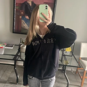 Super cool zip up - Säljer nu min fina favvo hoodie, köpt från Instagram företaget ”State of mind” i somras för ca 600kr. Använd fåtal gånger och i superfin (inga paljetter saknask)💓 Kan gå ner i pris vid en snabb affär!