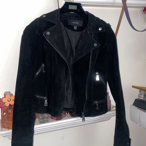 Mocka jacka  - Säljer denna mocka jacka från vero Moda då jag inte tyckte om den så mycket på mig 💞skit snygg & går att matcha med allt. Om ni vill komma med lägre buda så hör av er till mig 💞 Storlek XS kan passa S Använd den Max 3 gånger💞 Köpte denna för 1,149 kronor då ni kan se det på sista bilden. Hör av er vid frågor 