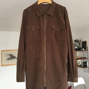 XXL syntetisk mocka-skjorta - Bekväm men städad mockaskjorta med dragkedja. Lång som en jacka och perfekt att ha över en outfit. Är du kortare (under 160) så kan man anvönda den som en klänning.
