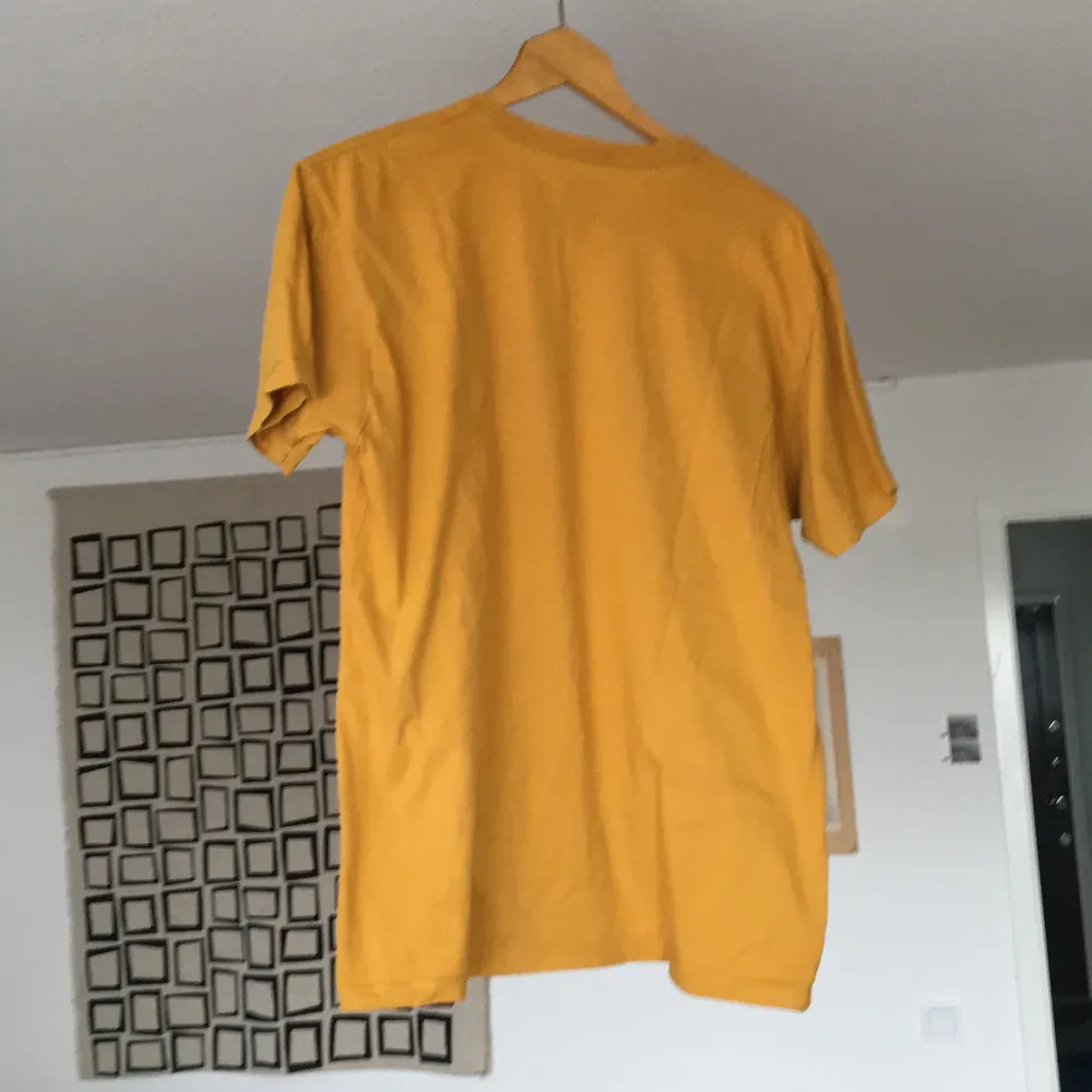 Toy Machines klassiska logga på en varmt gul t-shirt. Sjukt bekväm men fel storlek för mig. Large.. T-shirts.