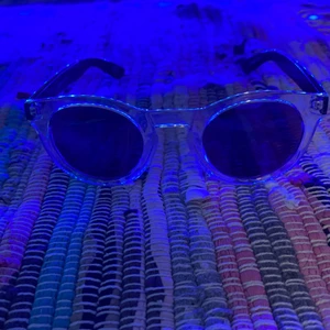 Supercoola vans brillor 😎 - Så coola vans brillor som ej kommit till användning liten repa bild tre men inget som man tänker på💖