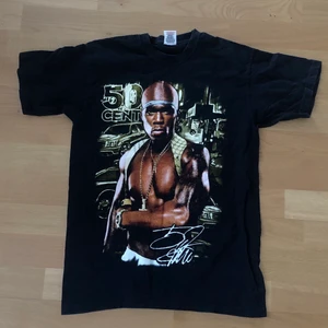 50 cent tshirt S - Passformen är tight men ändå stor. Fråga mig  skickar fler bilder 