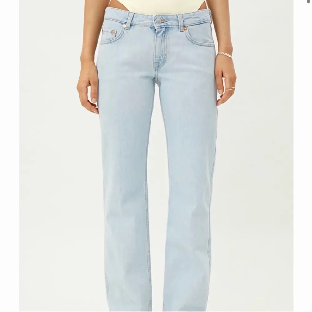 Säljer dessa skit snygga lågmidjade jeans från weekday som passar så bra nu till vår och sommaren! . Jeans & Byxor.