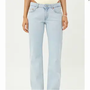 Säljer dessa skit snygga lågmidjade jeans från weekday som passar så bra nu till vår och sommaren! 