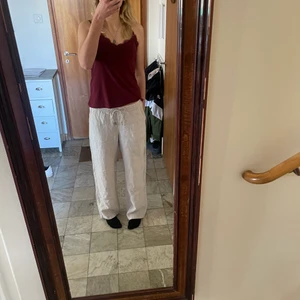  linnebyxor  - Super snygga slutsålda lågmidjade linnebyxor från zalando!!💕 bra skick och knappt använda, passar mig perfekt som brukar ha storlek 36! Högsta bud: 470kr köp direkt för 600!