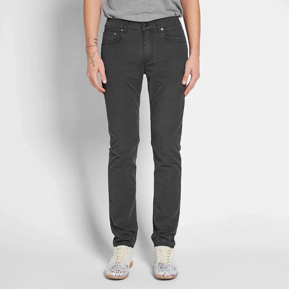 The Acne Studios Ace Ups Jean is a slim cut jean with a slim leg, regular waist and taper from the knee. Made from a cotton blend black denim, this contemporary silhouette features classic Acne detailing such as flat rivets on the back pockets, narrow stitched seams, three needle stitching on inner leg and classic 5-pocket set up.. Jeans & Byxor.