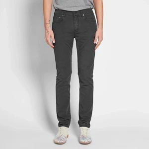 Acne Byxor - The Acne Studios Ace Ups Jean is a slim cut jean with a slim leg, regular waist and taper from the knee. Made from a cotton blend black denim, this contemporary silhouette features classic Acne detailing such as flat rivets on the back pockets, narrow stitched seams, three needle stitching on inner leg and classic 5-pocket set up.