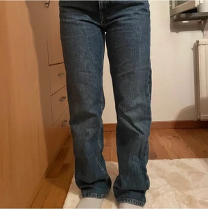 zara midrise staight leg - säljer ett par jättefina midrise jeans jag köpt av en tjej här på plick, tyvärr va de för korta för mig (170). Tror att de passar nån som är ca 160-165. 💘Bilderna är lånade av tidigare ägaren💘 