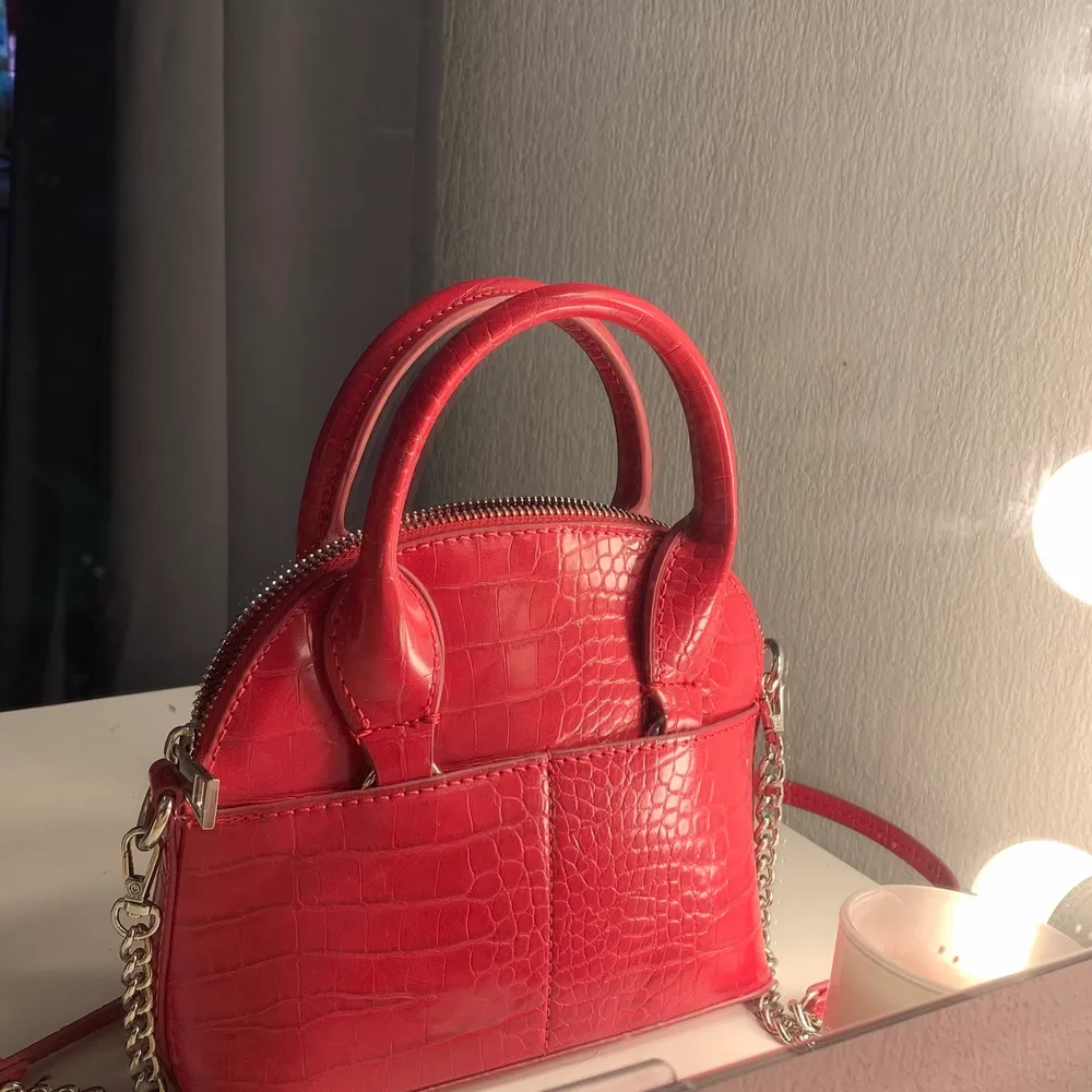 Rosa axelremsväska från Zara, helt ny använd en gång. Pris kan diskuteras vid snabb affär. . Laukut & Käsilaukut.