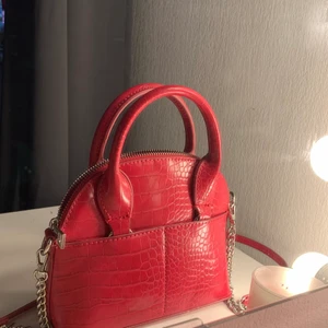 Axelremsväska  - Rosa axelremsväska från Zara, helt ny använd en gång. Pris kan diskuteras vid snabb affär.         