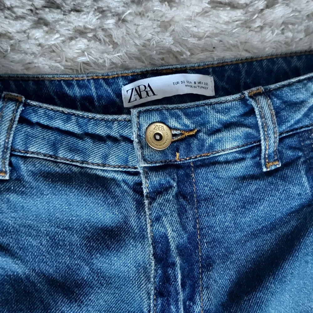 Säljer ett par blå jeans i stl 32 från Zara💙 Använda 1 gång så de är i nyskick!. Jeans & Byxor.