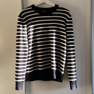 Randig stickad tröja  - Mörkblå/vit randig stickad tröja från Arket storlek S💙 70% ull och 30% bomull alltså är den i underbar material och kvalitet. Säljer då den tyvärr inte kommit till användning och tro mig denna tröjan förtjänar vekrligen att användas🤍precis som ny💙🤍
