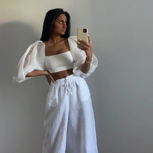 Vit topp  - En vit fest topp som använts en gång, säljer pga lite för liten för mig. NYPRIS 400