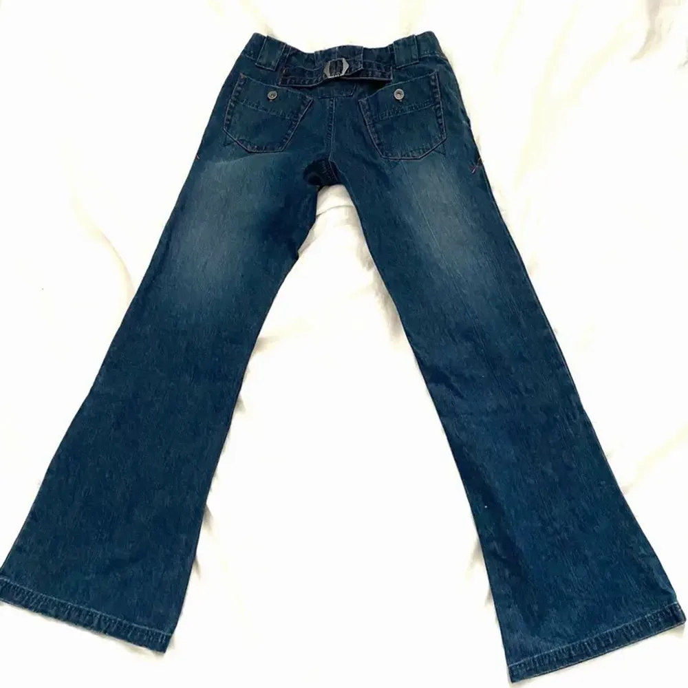 y2k lågmidjade jeans från Girls Casual Wear, passade ej💔           Midjemått: 77cm runt om ish                                                            Innerbenslängd: 79cm. Jeans & Byxor.