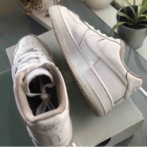 Air force 1 Vit - Har använt dom ett par gånger men ser ut som nya, pris kan diskuteras 