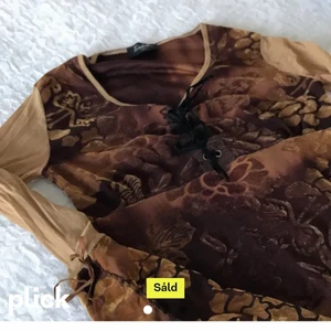 En brun tröja - Lånade bilder!! En jättefin brun tröja men fina detaljer. På armarna så är de ett tunnare tyg och resten av tröjan är i samet. Använd endast en gång och i väldigt bra skick. ✨