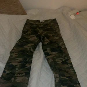  cargo byxor  - Superfina cargo byxor från madlday. Endast använda en gång. Köpte dem för 550 men säljer dem för 350. Pris kan diskuteras vid snabbköp💓