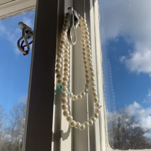 Två fina halsband💙💜 - Säljer två fina egengjorda halsband för 15kr st, jag sk börjar göra bättre halsband med kedjor och sånt men kan tyvärr inte göra det nu.❤️