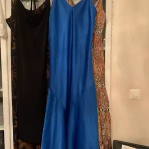 Blå siden klänning i storlek small/medium. Aldrig använd.
