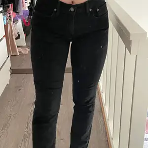 Svarta vintage Levis jeans i rak modell! Uppsydda i midjan så den passar en xs-m (referens jag är en 38)