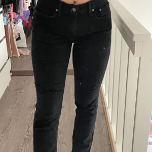 Levis jeans - Svarta vintage Levis jeans i rak modell! Uppsydda i midjan så den passar en xs-m (referens jag är en 38)