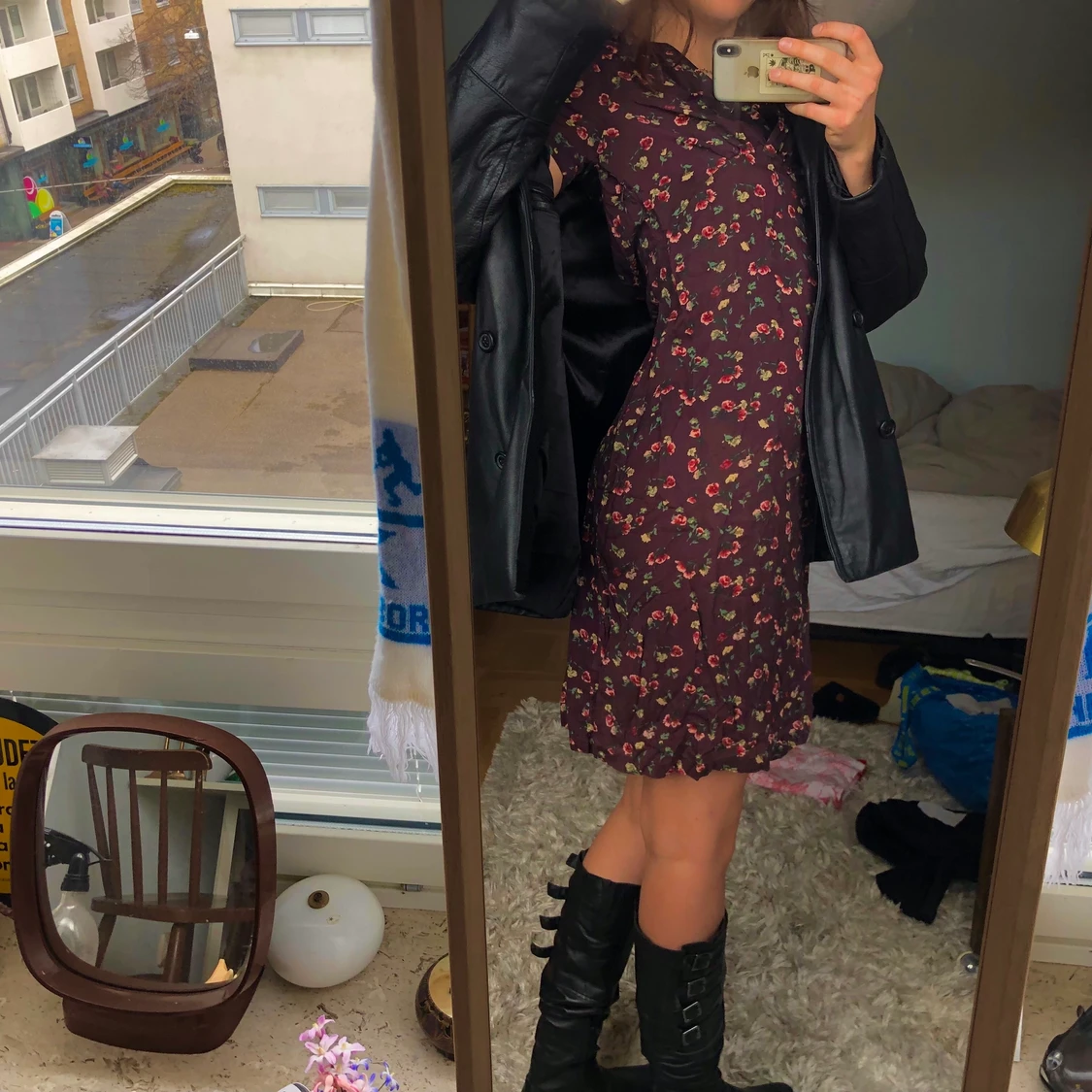 Vinröd blommig klänning  - 90