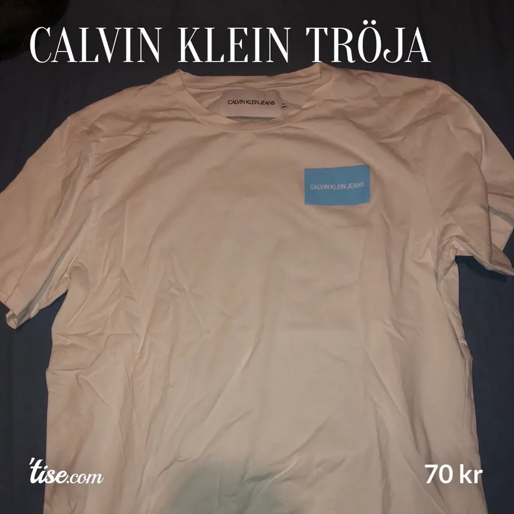 En oversize tröja från Calvin Klein. Kom med eget bud om du vill köpa. Köparen står för frakten. Vill bli av med allt så fort. Om nån är intresserad så kollar jag upp frakten då. . T-shirts.