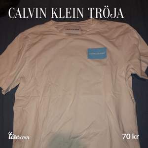 En oversize tröja från Calvin Klein. Kom med eget bud om du vill köpa. Köparen står för frakten. Vill bli av med allt så fort. Om nån är intresserad så kollar jag upp frakten då. 