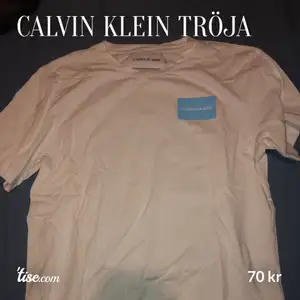 En oversize tröja från Calvin Klein. Kom med eget bud om du vill köpa. Köparen står för frakten. Vill bli av med allt så fort. Om nån är intresserad så kollar jag upp frakten då. 