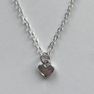 Säljer nu detta halsband med ett hjärta på! Går även att få med svart band:) halsbanden är 40-42cm runt💖💖 frakt alltid 13kr