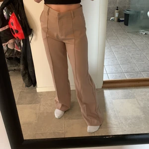 Kostymbyxor i storlek M - Byxorna är i nyskick från madlady, köpta för 500kr, säljs för 250kr+ frakt. De är bara att skriva för frågor eller för fler bilder 