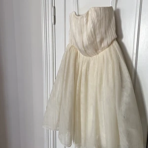 Studentklänning - Från Zetterberg Couture. Aldrig använd. Storlek 34. Nypris 3999kr. Med sidenband i rosett. 