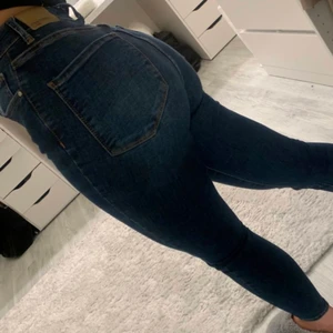 Jeans  - Jeans från GinaTricot. Storlek 34 - väldigt stretchiga. Höga i midjan. Varan kan postas då köparen står för frakten vid överenskommelse. #jeans #ginatricot