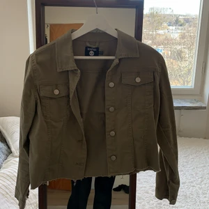 Jeansjacka  - Grön croppad jeansjacka från boohoo 