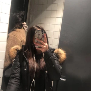 Vinter jacka - Jätte fin rock and blue jacka i vit päls (äkta päls) köptes den här vintras säljer då jag hitta en jacka jag vill köpa Den är i strl 32 men oxå passar 34 då jag har 34 i jackor jackan är i bra skicka inga hål försöker då den såld som snabbt som möjligt så kan tänka mig gå ner på priset (kan skicka fler bilder om önskad)